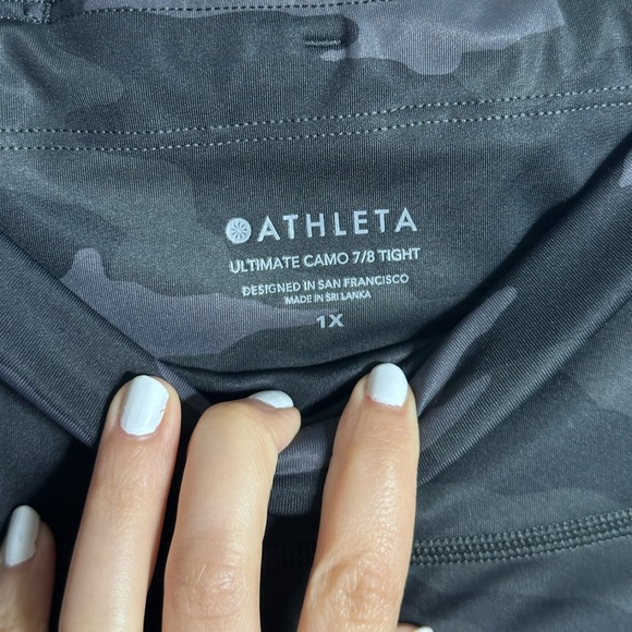 Athleta Women Athletic Camo Black Capri Leggings size 1X. - Picture 5 of 8